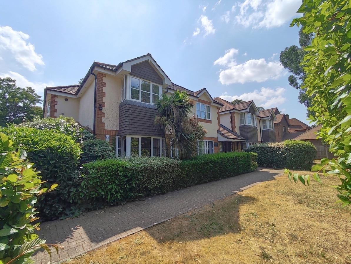 Flat Clarendon House in Hart