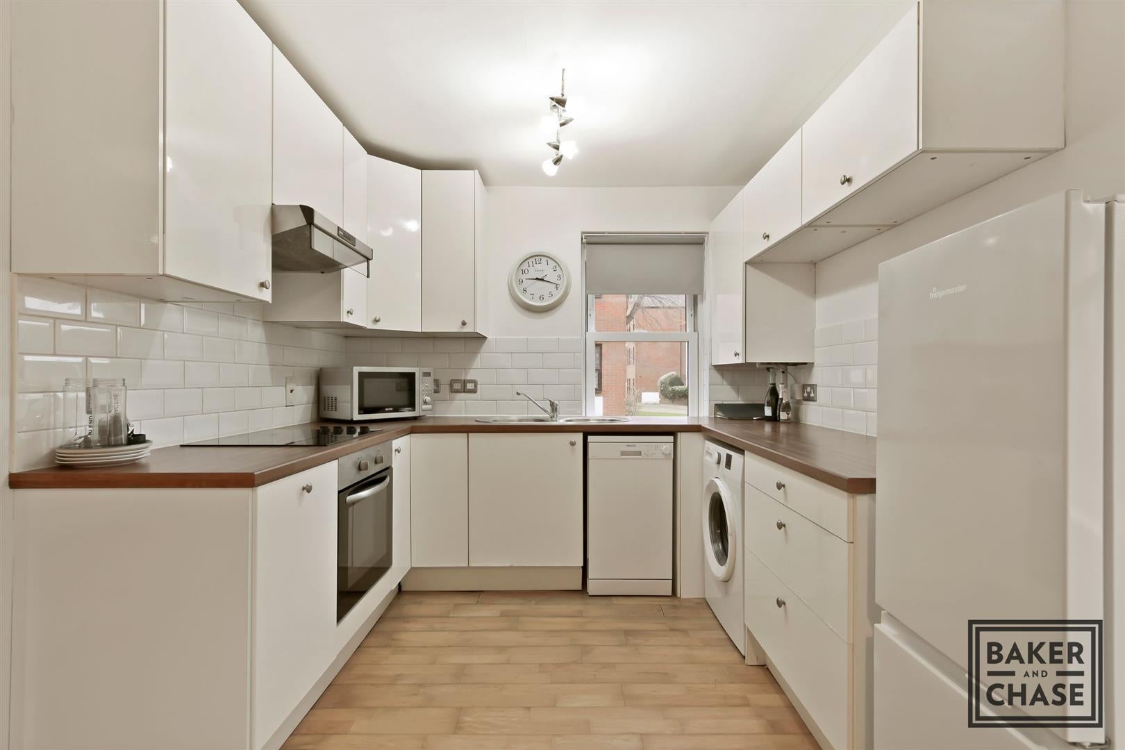 Flat Chase Court Gardens in Greater London