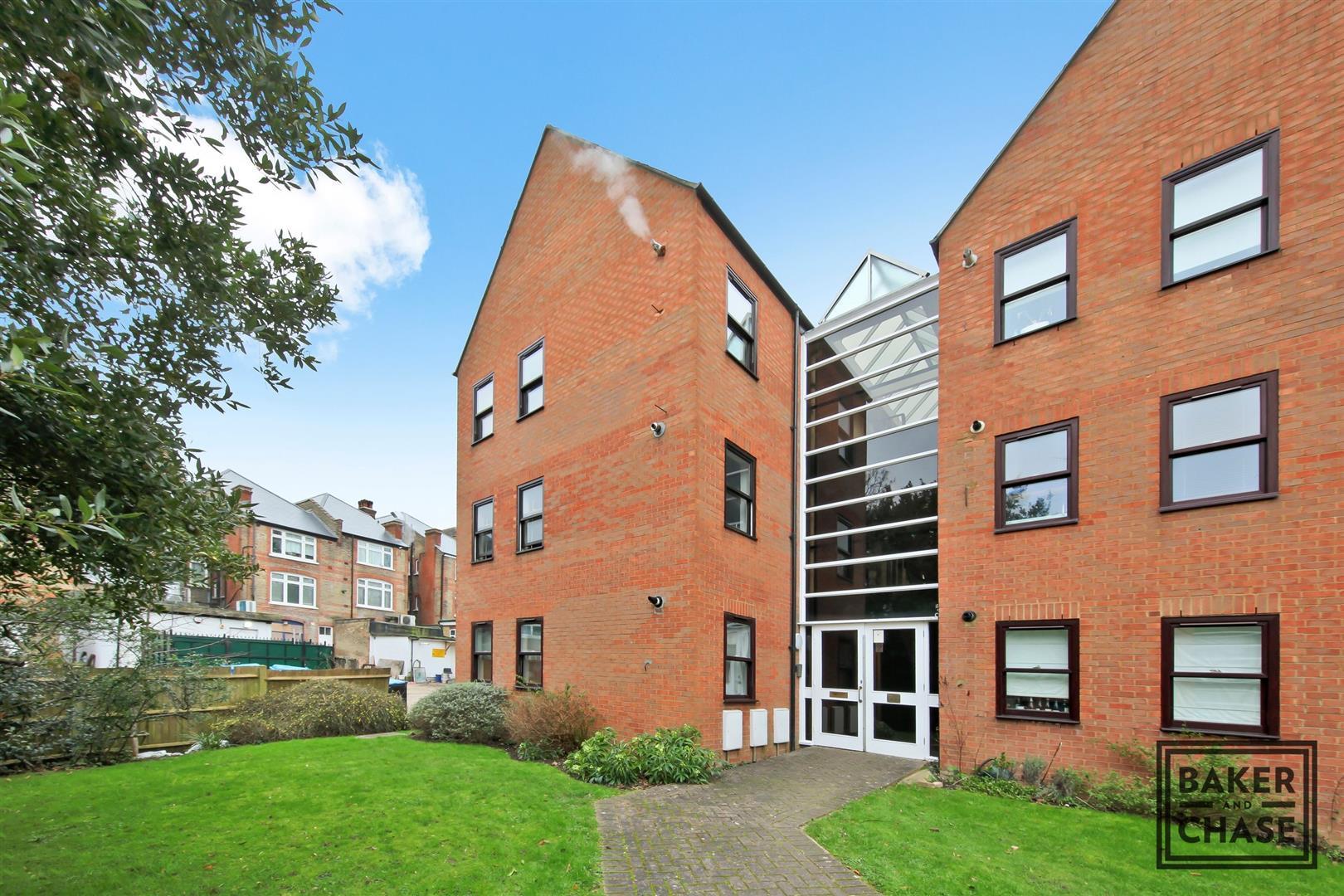 Flat Chase Court Gardens in Greater London