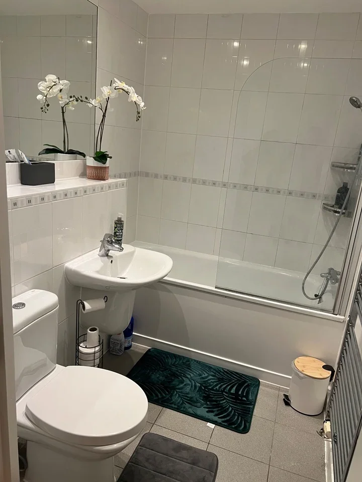 Room Bredle Way in Aveley