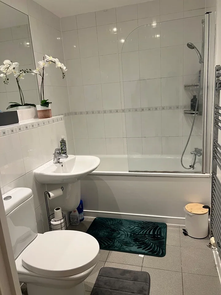 Room Bredle Way in Aveley