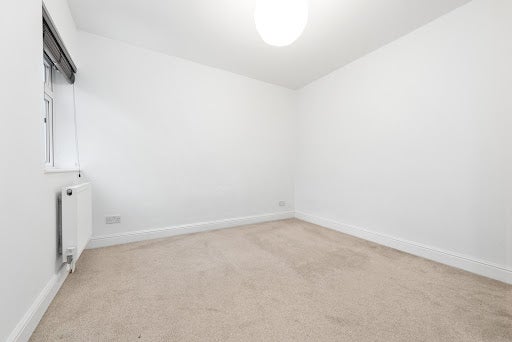 Flat Hermitage Road in Greater London