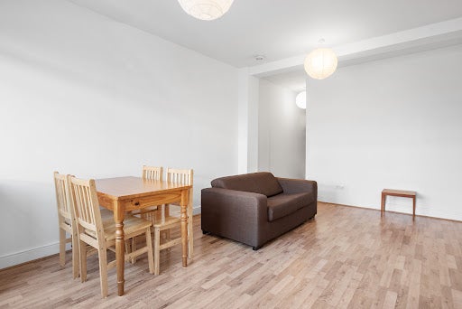 Flat Hermitage Road in Greater London