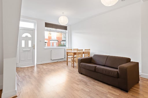 Flat Hermitage Road in Greater London
