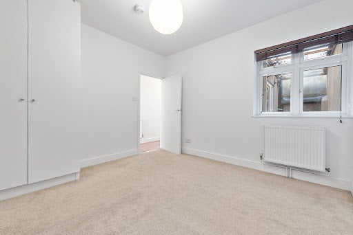 Flat Hermitage Road in Greater London
