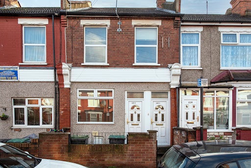 Flat Hermitage Road in Greater London