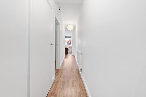 Flat Hermitage Road in Greater London