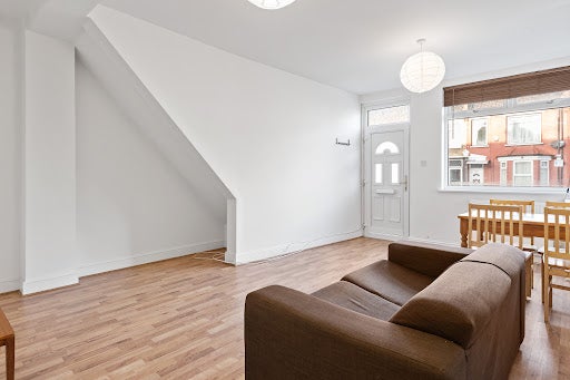 Flat Hermitage Road in Greater London