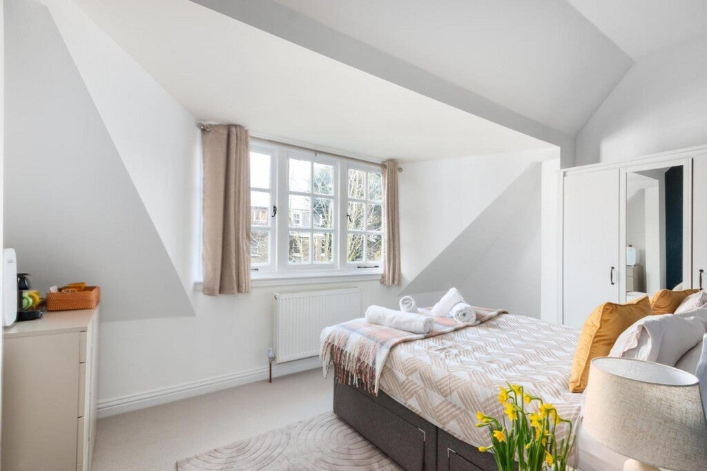Room Broadwater Road in Greater London