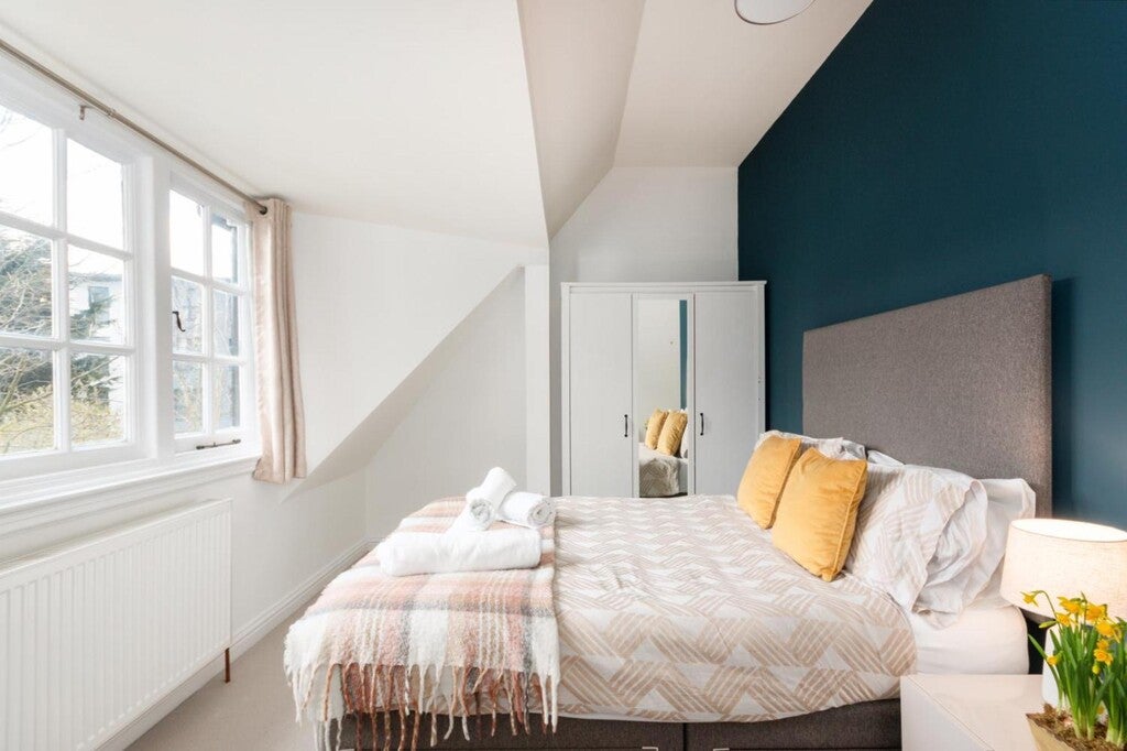 Room Broadwater Road in Greater London