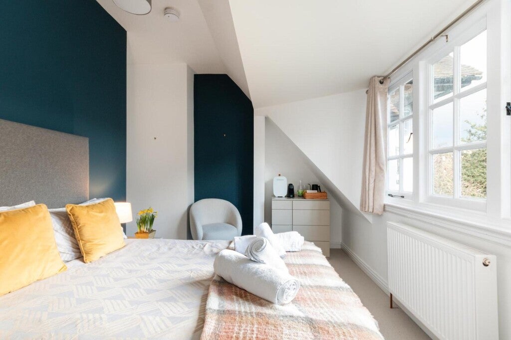 Room Broadwater Road in Greater London