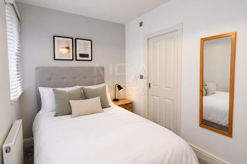 Room Northfield Road in Reading