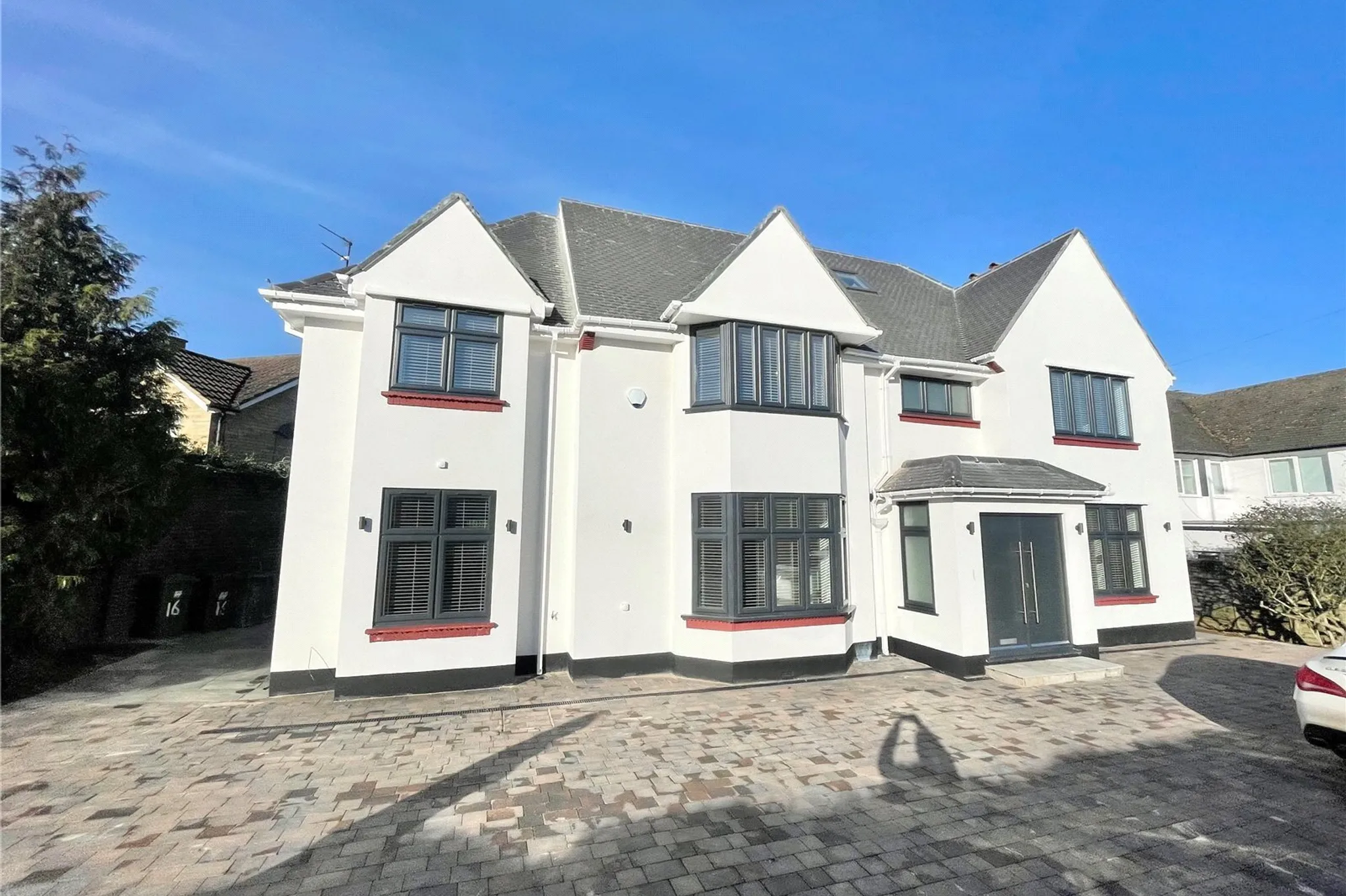 House Deacons Hill Road in Hertsmere