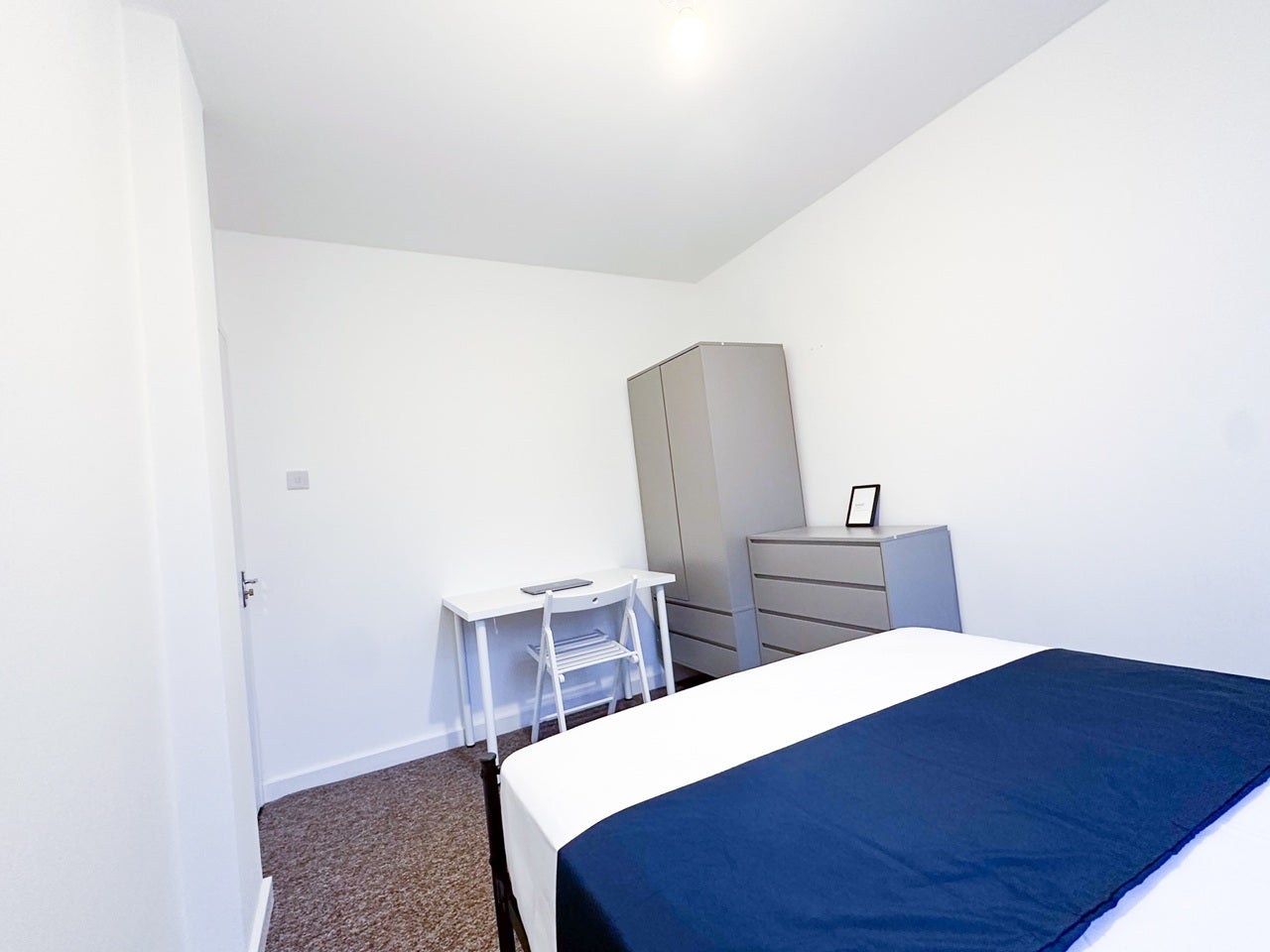 Room Windsor Crescent in Greater London