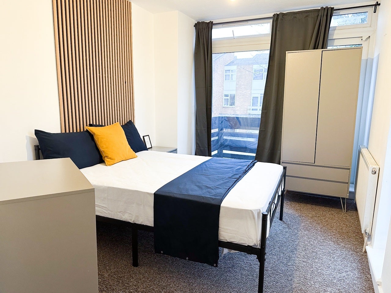 Room Windsor Crescent in Greater London