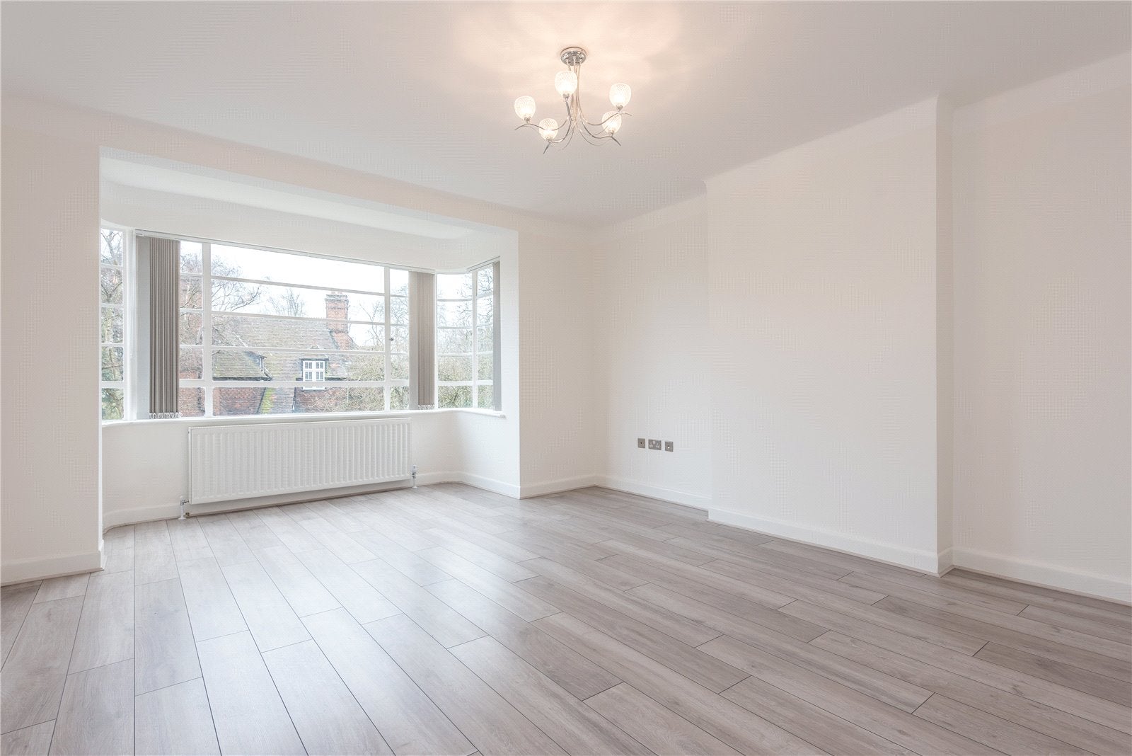 Flat Belvedere Road in Greater London