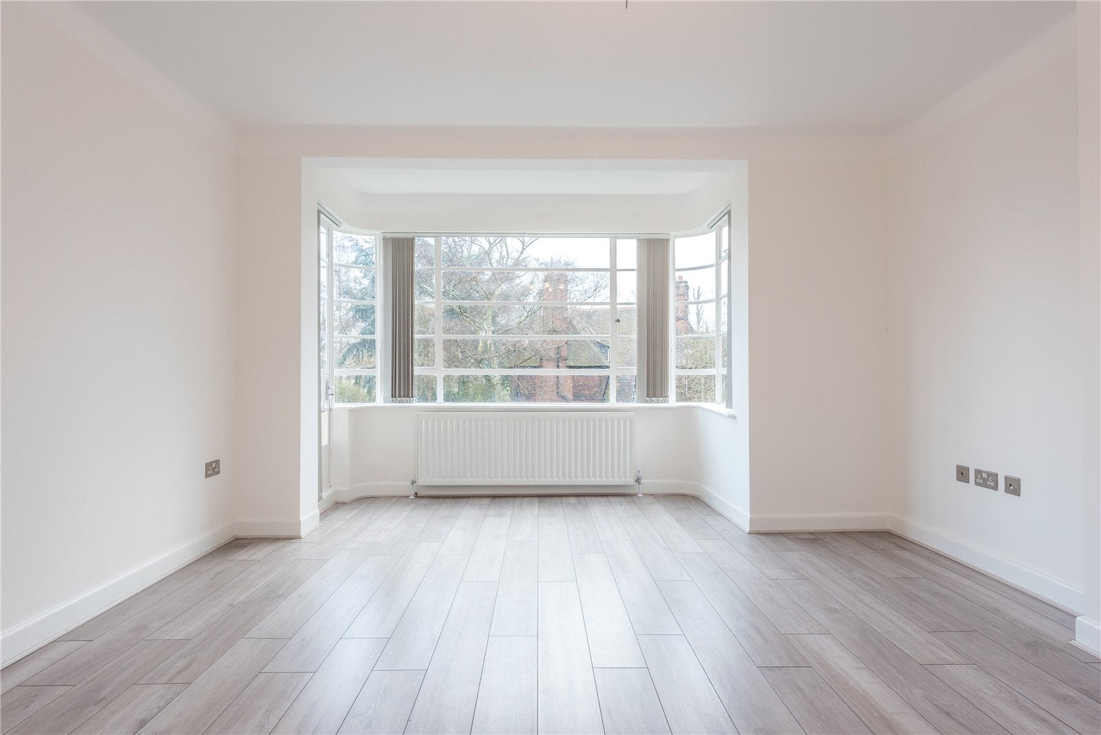 Flat Belvedere Road in Greater London