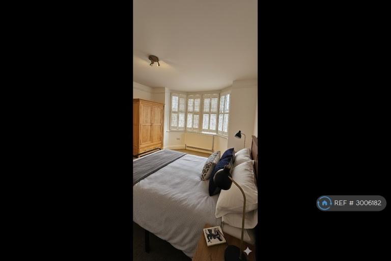 Room West Wycombe Road in High Wycombe