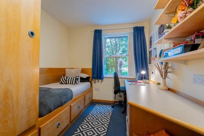 Room Clevely Way in Nottingham