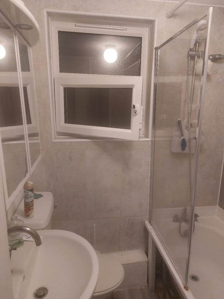 Room Greatham Walk in Greater London