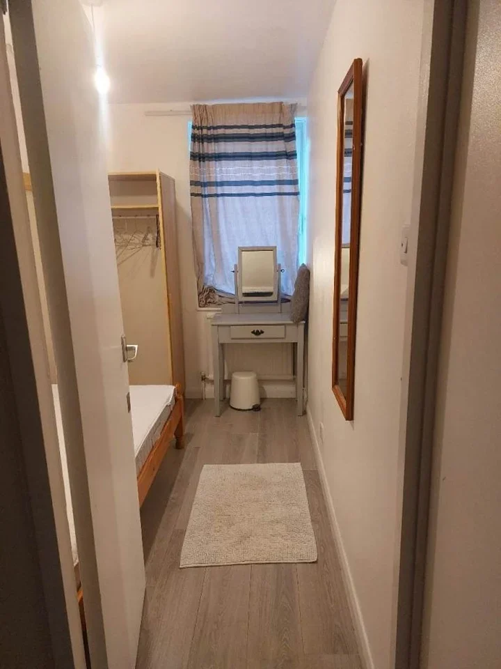 Room Greatham Walk in Greater London