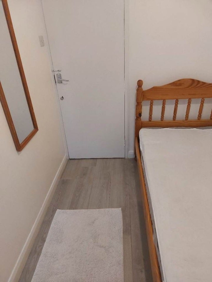 Room Greatham Walk in Greater London