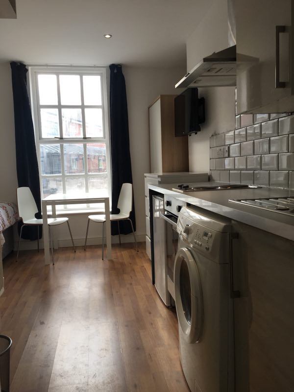 Room Pembroke Place in Liverpool
