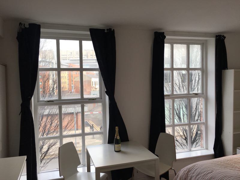 Room Pembroke Place in Liverpool