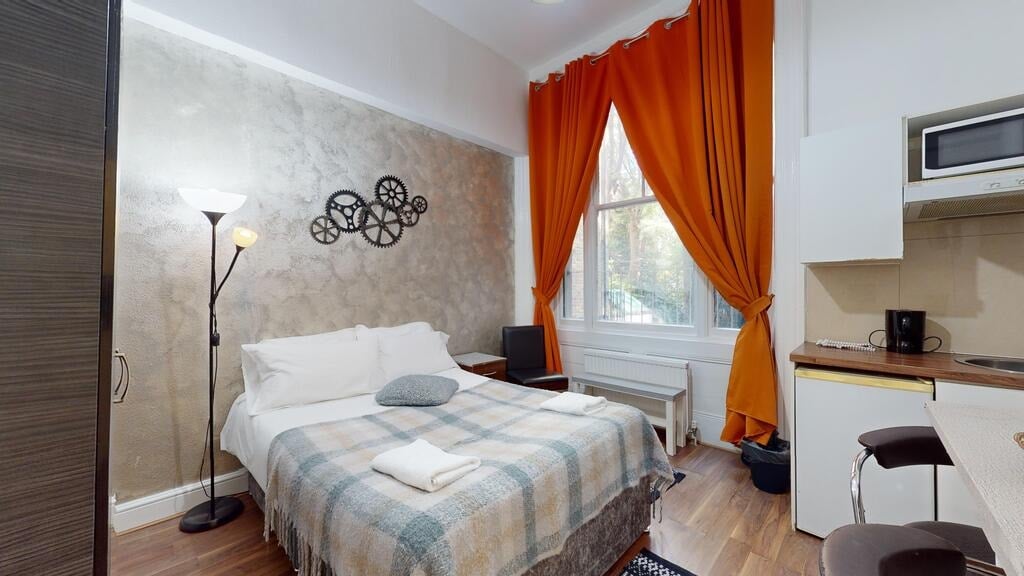 Flat Knaresborough Place in Greater London