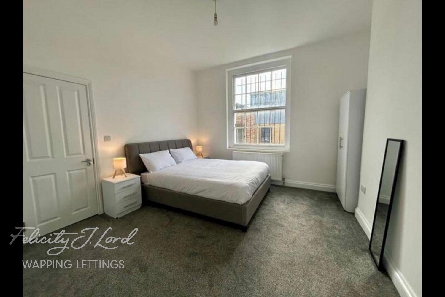 Flat Commercial Road in Greater London