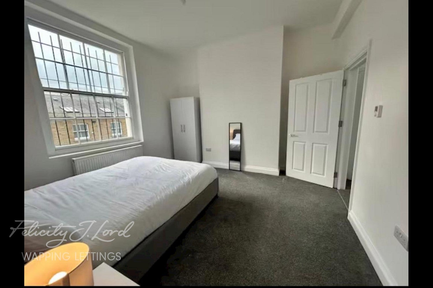 Flat Commercial Road in Greater London