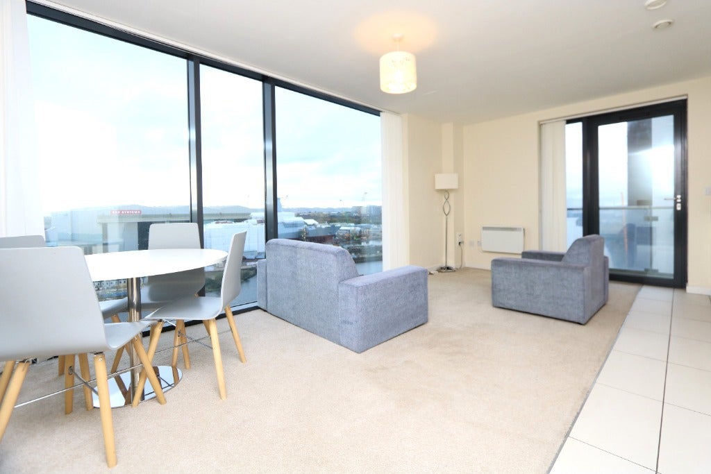 Flat Castlebank Place in Glasgow