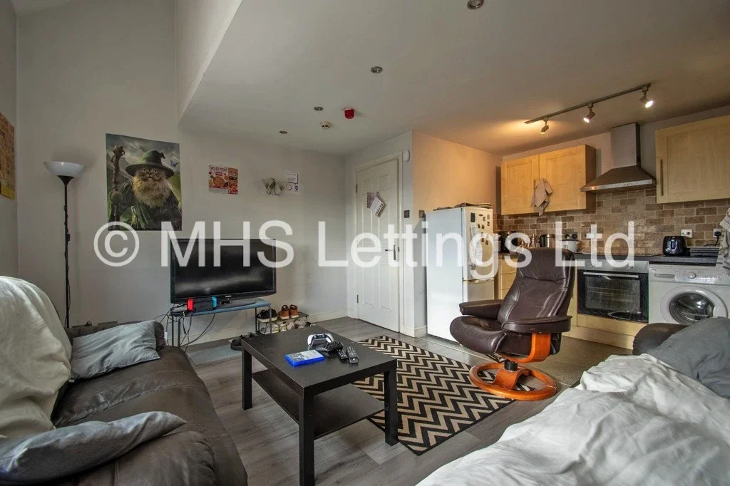 Flat Back Broomfield Crescent in Leeds