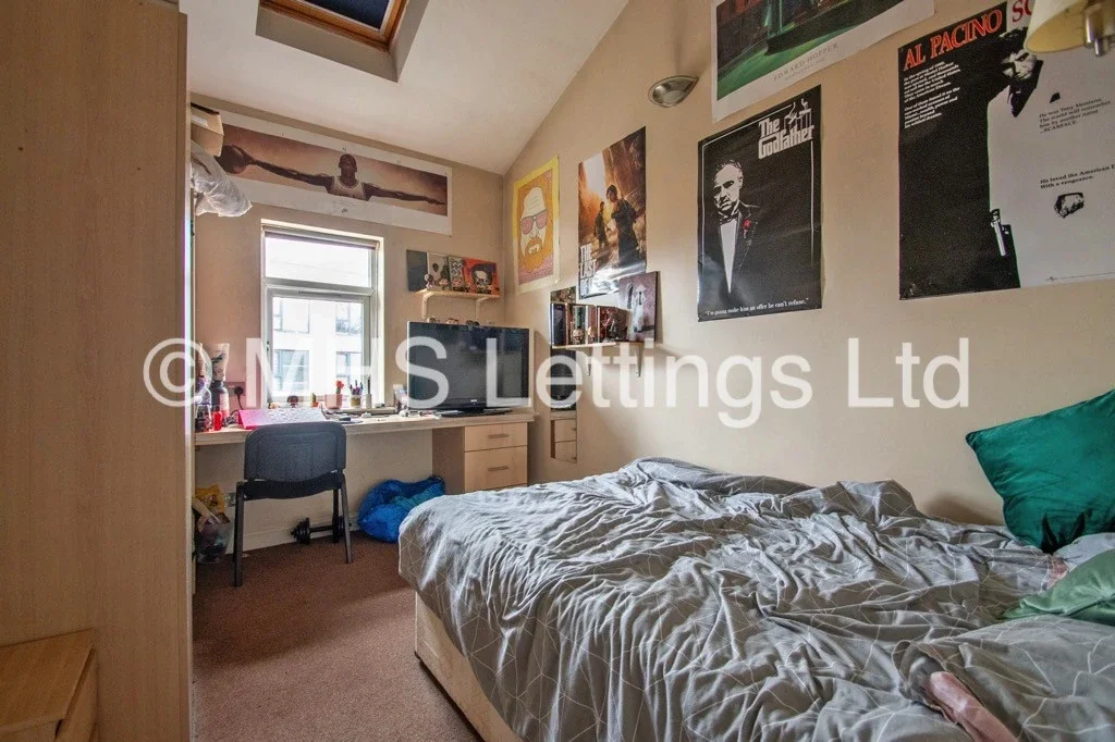 Flat Back Broomfield Crescent in Leeds