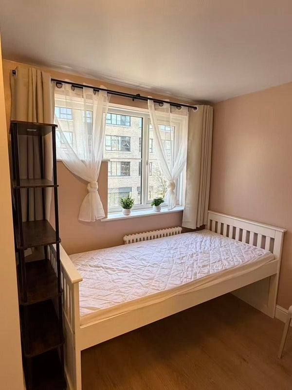Room Transom Close in Greater London