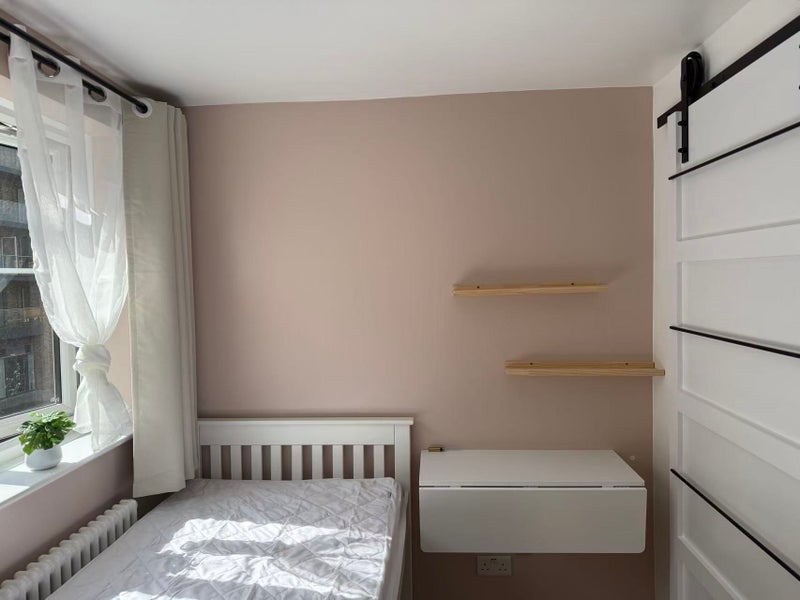 Room Transom Close in Greater London