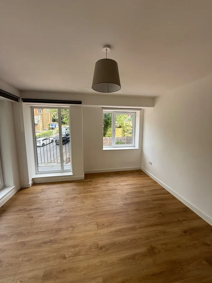 Room St James' Road in Greater London