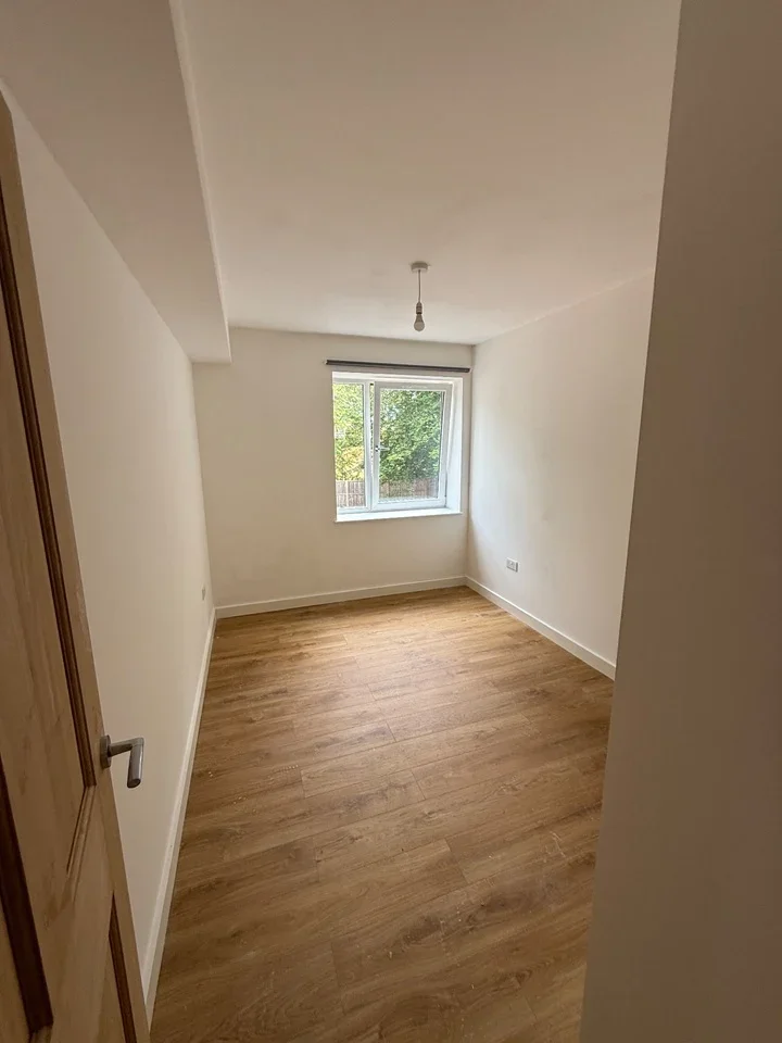 Room St James' Road in Greater London