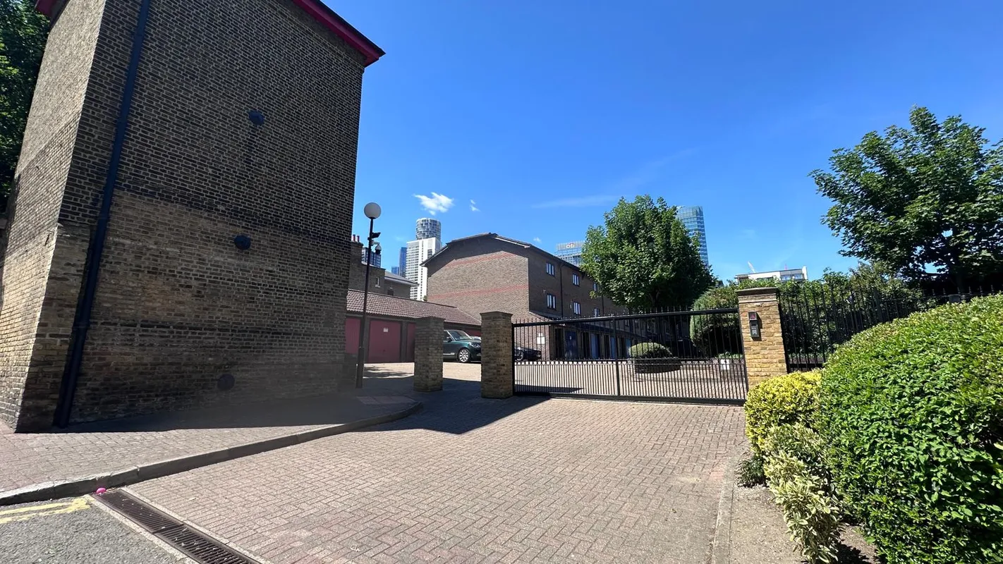 Flat Landons Close in Greater London