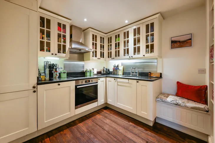 Flat Anhalt Road in Greater London