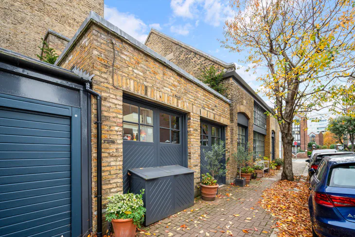 Flat Anhalt Road in Greater London