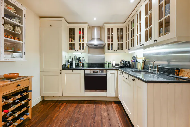 Flat Anhalt Road in Greater London