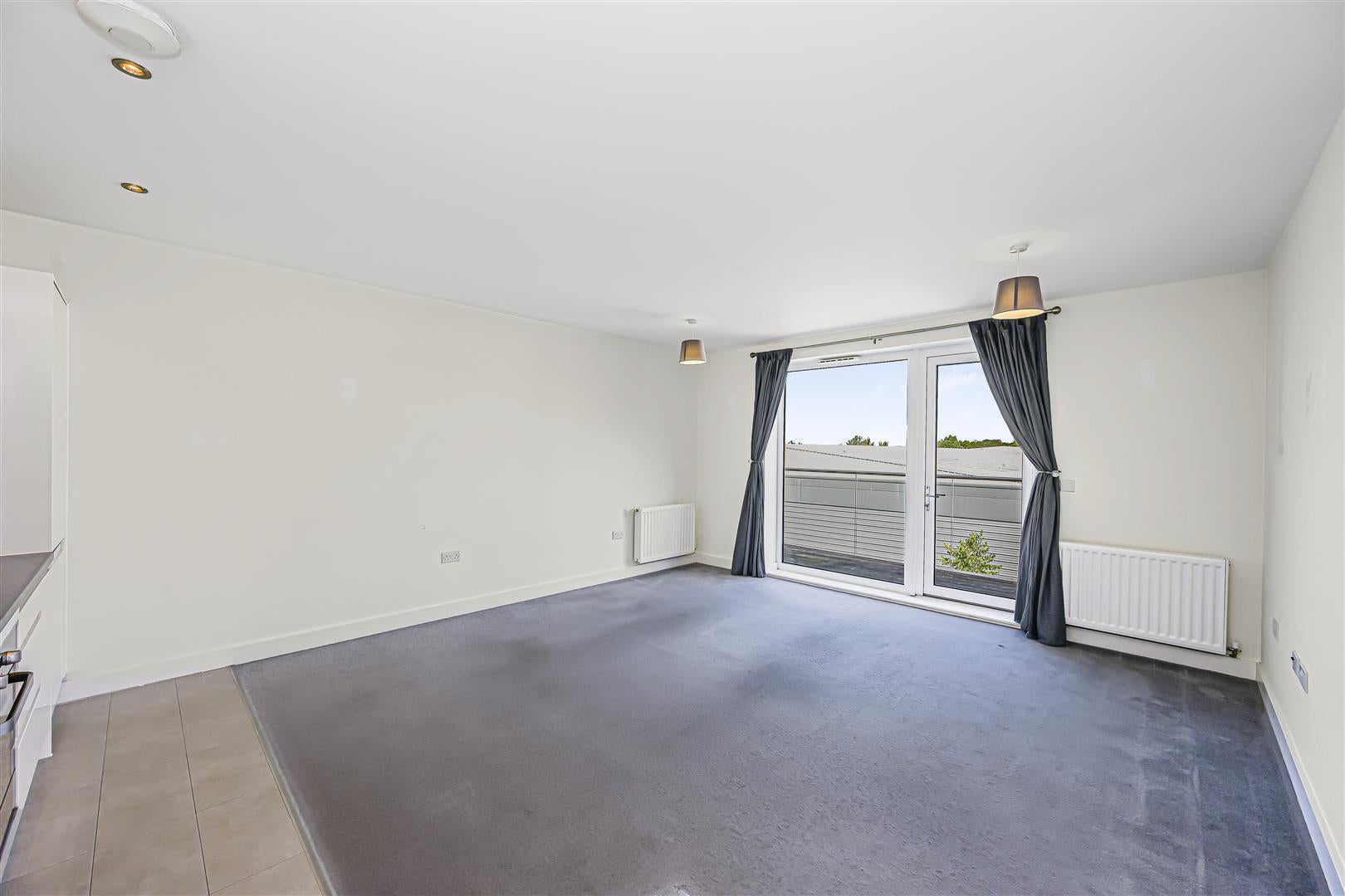 Flat Hickman Avenue in Greater London