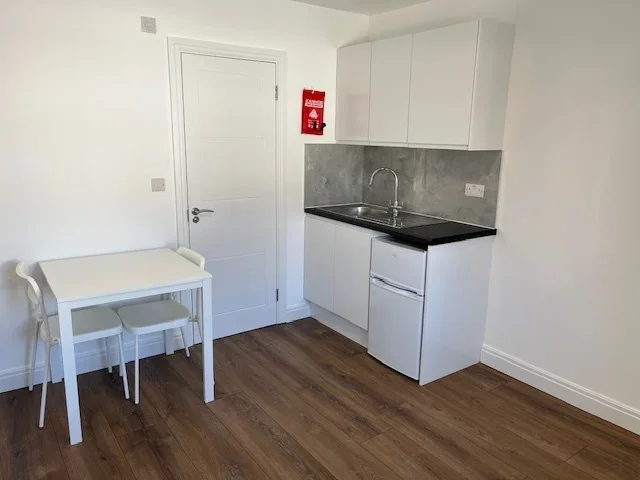 Flat Ovesdon Avenue in Greater London