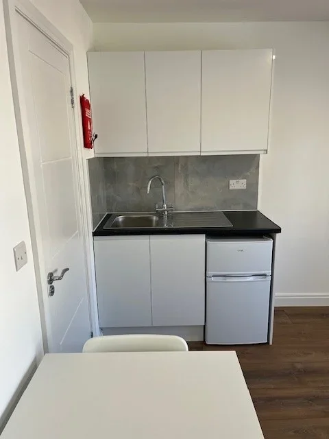 Flat Ovesdon Avenue in Greater London