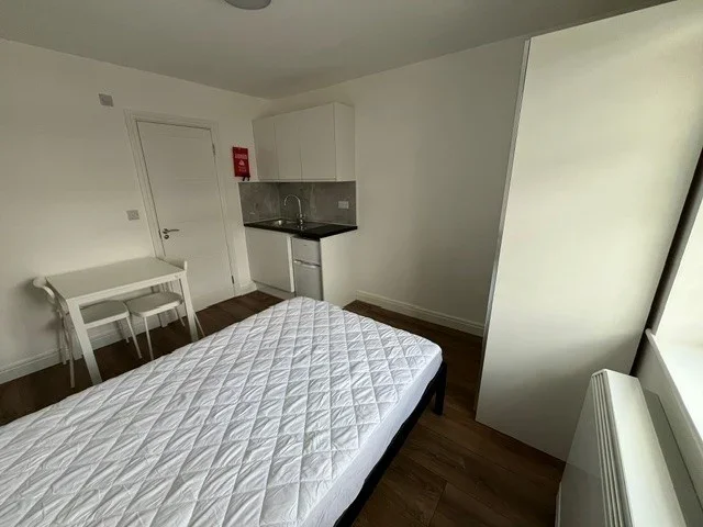Flat Ovesdon Avenue in Greater London