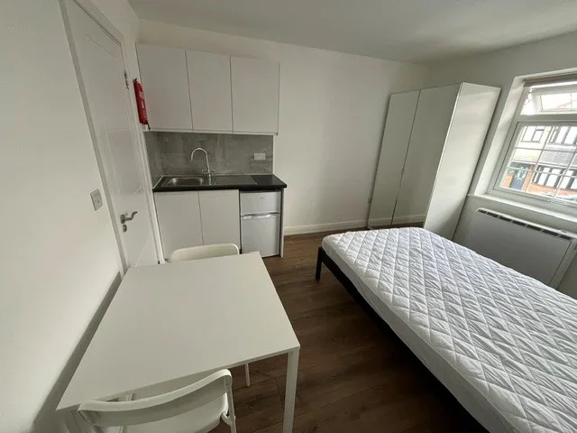 Flat Ovesdon Avenue in Greater London