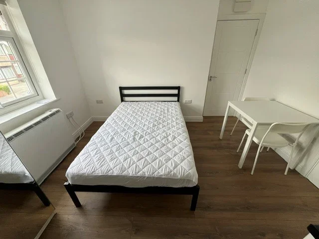 Flat Ovesdon Avenue in Greater London