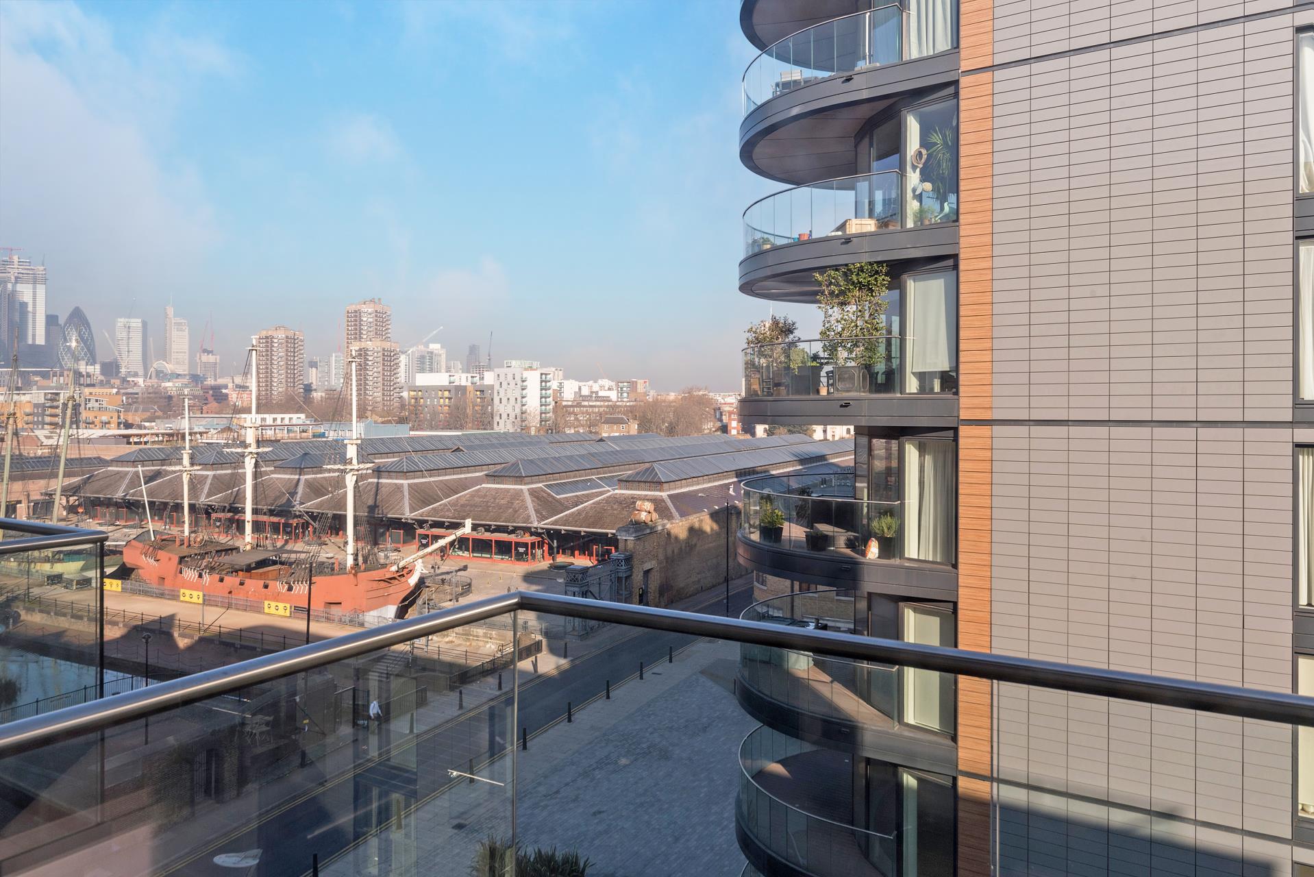 Flat Wapping Lane in Greater London