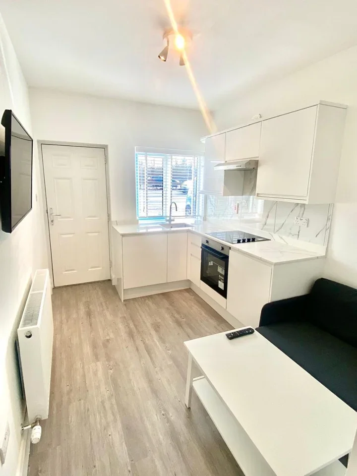 Flat Tolworth Broadway in Greater London